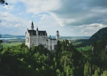 Europe has tens of thousands of cities and towns in total.